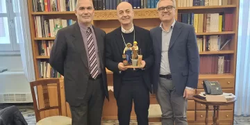 Il Vescovo Monsignor Mario Farci con le statuine del presepe donate da Confartigianato e Coldiretti