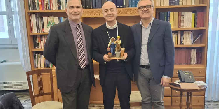 Il Vescovo Monsignor Mario Farci con le statuine del presepe donate da Confartigianato e Coldiretti