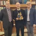 Il Vescovo Monsignor Mario Farci con le statuine del presepe donate da Confartigianato e Coldiretti