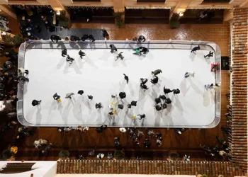 La pista di pattinaggio sul ghiaccio a Porto Cervo