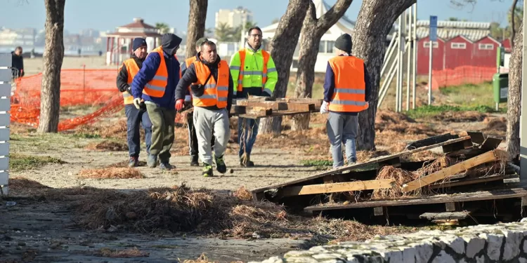 Operai in azione post mareggiata a Quartu