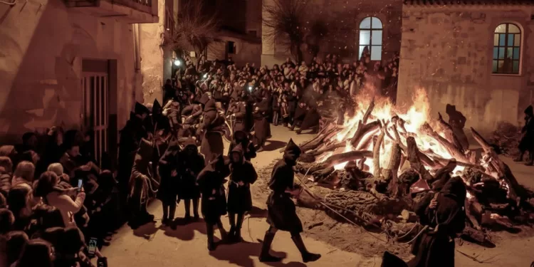 Orotelli, sos Thurpos intorno al falò di Sant’Antonio