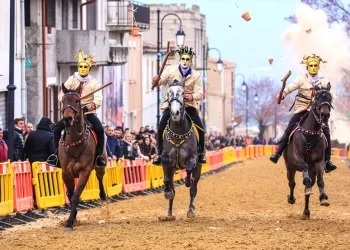 Pentolaccia a cavallo Benetuttese. Pentolaccia a cavallo Benetuttese. ©Associazione Ippica Benetuttese