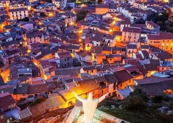 Veduta notturna di Santu Lussurgiu