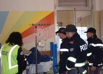 La Polizia di Stato dona le calze ai piccoli pazienti del reparto di Pediatria a Sassari