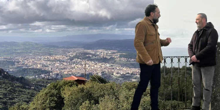 Una veduta di Nuoro dal Monte Ortobene (©Marco Cau) e Federico Quaranta con Giuseppe Pireddu
