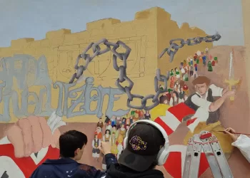 Studenti al lavoro sul murale “Sa Sarda Rivolutzione 1796–2026” al Liceo Artistico “Filippo Figari” di Sassari