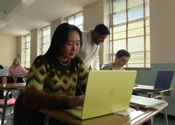 Apple MacBook Neo nell'iconico colore giallo agrume