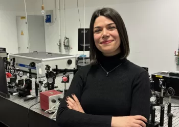 Chiara Olla nel laboratorio del CeSAR di Cagliari