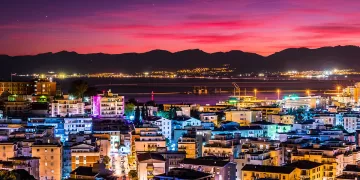 Veduta notturna di Cagliari. ©Depositphotos