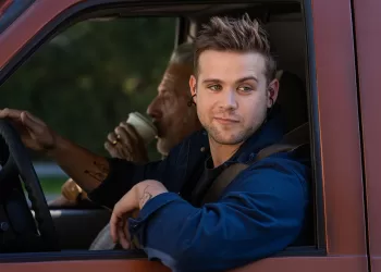 Leo Woodall e Dustin Hoffman in “Tuner – L’accordatore” di Daniel Roher