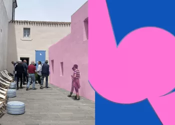 Il cortile del MAB di Bari Sardo e l'opera "magenta blu" di Marina Madeddu