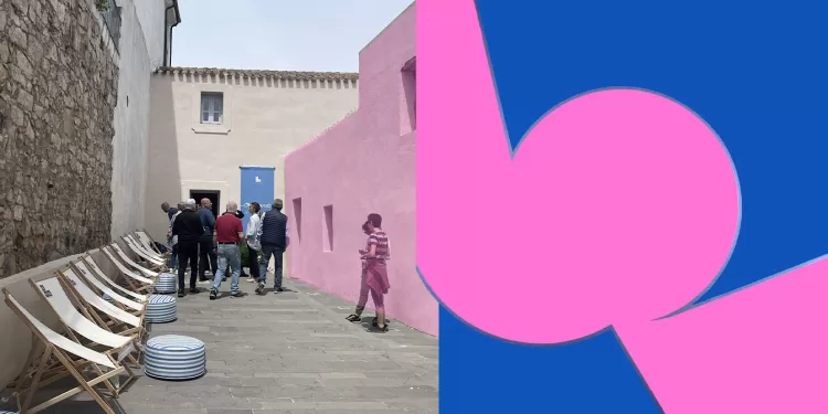 Il cortile del MAB di Bari Sardo e l'opera "magenta blu" di Marina Madeddu