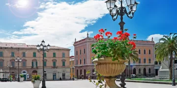 Palazzo Lombardo e Palazzo Giordano Apostoli in Piazza d'Italia a Sassari. ©Depositphotos
