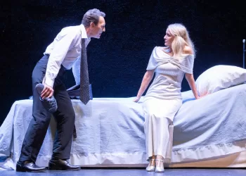 “Un letto per due”, con Riccardo Polizzy Carbonelli e Marina Lorenzi