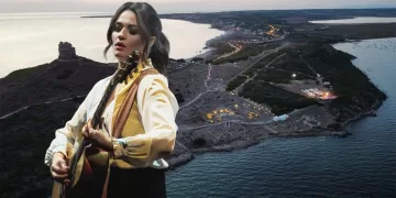 Carmen Consoli e sullo sfondo Tharros (©Giulio Luperi)