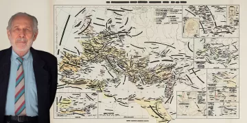 Emilio Isgrò (©Luisa Porta) e Mare internum, 1970 (Pompidou). Courtesy Archivio Emilio Isgrò