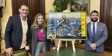 Maurizio Lampis con il presidente del Consiglio comunale, Marco Benucci e l'assessora alla Cultura, Spettacolo e Turismo, Maria Francesca Chiappe