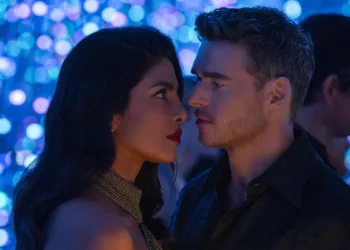 Priyanka Chopra Jonas (Nadia Sinh) e Richard Madden (Mason Kane) in Citadel 2. Paul Abell/Prime © Amazon Content Services LLC