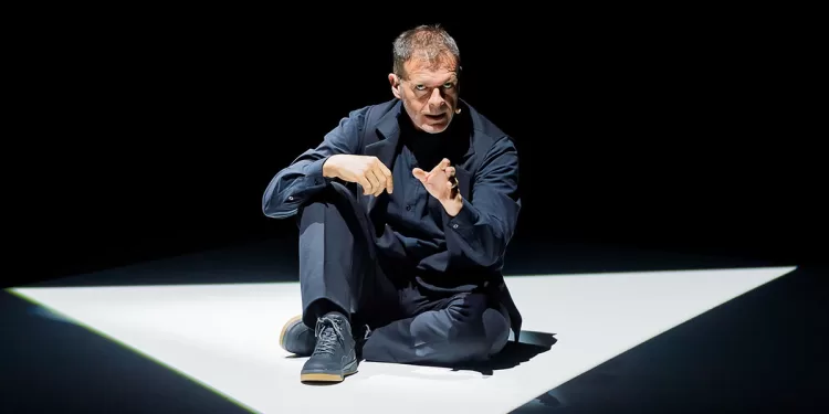 Stefano Massini in scena con “Mein Kampf”. ©Filippo Manzini