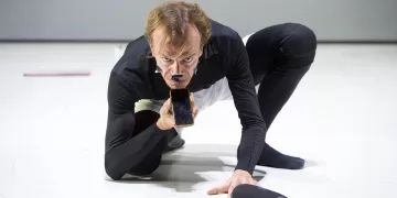 Lorenzo Gleijeses in “Una giornata qualunque del danzatore Gregorio Samsa”