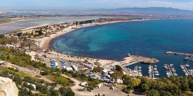 Veduta del Poetto di Cagliari. ©Depositphotos