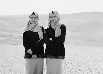 Le gemelle beduine Sara e Sarah fotografate da Monica Biancardi