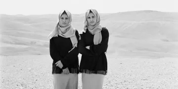 Le gemelle beduine Sara e Sarah fotografate da Monica Biancardi