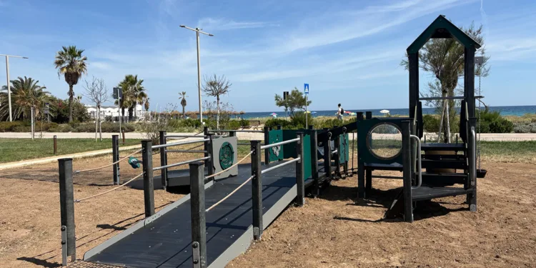 Attrezzo centrale del parco giochi del Poetto di Quartu