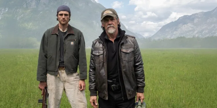 Jacob Elordi e Josh Brolin in “The Dog Stars”. ©Disney
