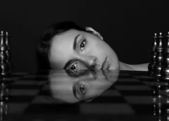 Un ritratto fotografico di Gianni Casti