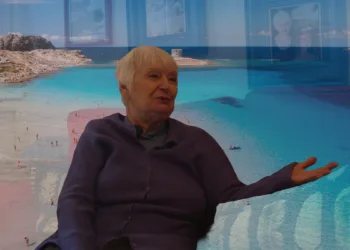Bianca Pitzorno e sullo sfondo la Spiaggia de La Pelosa di Stintino