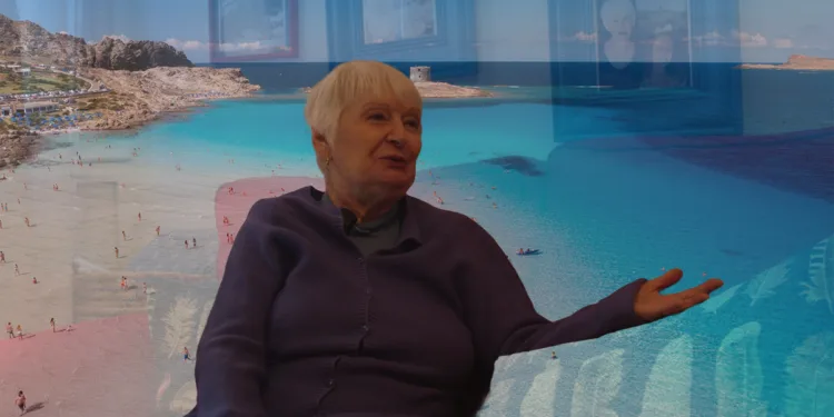 Bianca Pitzorno e sullo sfondo la Spiaggia de La Pelosa di Stintino