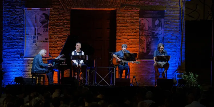 Federico Buffa nello spettacolo “Il Futuro è tra mezz’ora. Le ultime 48 ore di Lucio Dalla”