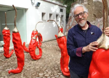 Giuseppe Carta con i suoi peperoncini