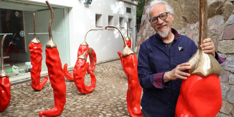 Giuseppe Carta con i suoi peperoncini