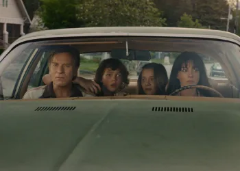 Ewan McGregor e Anne Hathaway in “La fine di Oak Street”