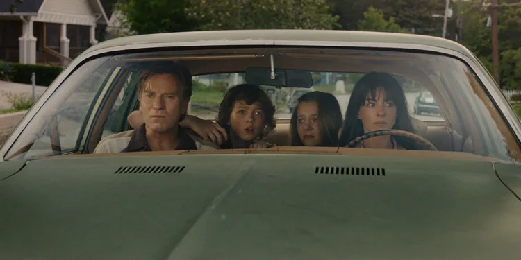 Ewan McGregor e Anne Hathaway in “La fine di Oak Street”