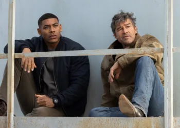 John Stewart (Aaron Pierre) e Hal Jordan (Kyle Chandler) in “Lanterns”