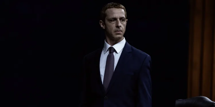 Jeremy Strong è Mark Zuckenberg nel film “The Social - Il prezzo della verità”. Courtesy of Sony Pictures - © Sony Pictures