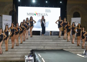 Le concorrenti sul palco durante le selezioni regionali di Miss Italia Sardegna