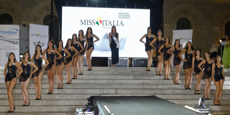 Le concorrenti sul palco durante le selezioni regionali di Miss Italia Sardegna