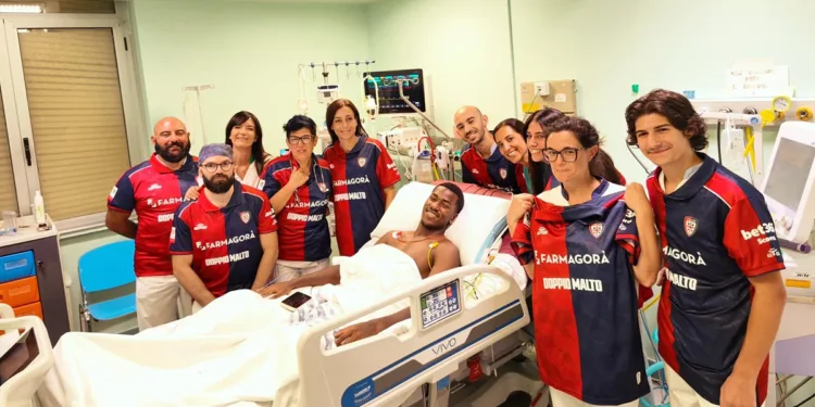 Yael Trepy dona maglie del Cagliari Calcio a equipe Terapia intensiva dell'ospedale Santissima Annunziata di Sassari
