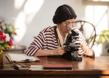 Una scena del docufilm “Eva Mameli Calvino. La Signora dei fiori”, scritto e diretto da Alessandra Usai