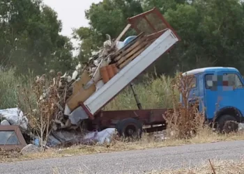 Camion scarica rifiuti abusivamente a Quartu