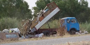 Camion scarica rifiuti abusivamente a Quartu