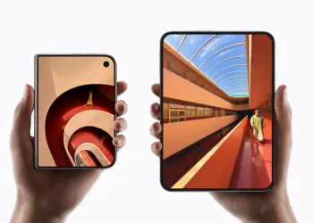 iPhone Duo di Apple mostrato aperto e chiuso, con display pieghevole