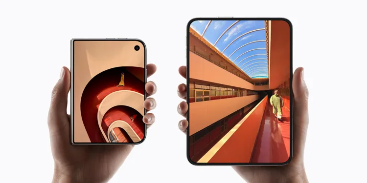 iPhone Duo di Apple mostrato aperto e chiuso, con display pieghevole