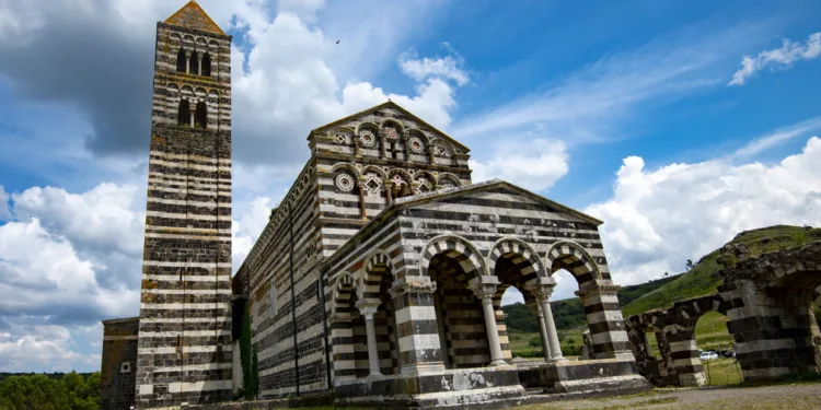 La Basilica della Santissima Trinità di Saccargia a Codrongianos. ©Depositphotos