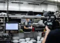 Riprese di The Lunch nella cucina di un diner, con il cuoco dietro il banco e una videocamera in primo piano